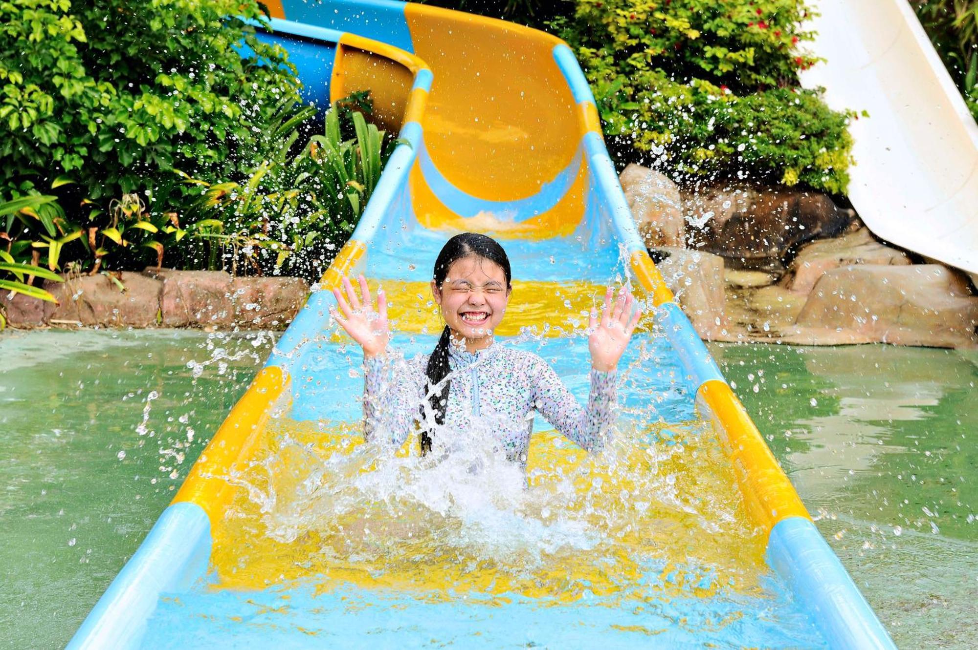 Shangri-La Tanjung Aru, Kota Kinabalu Zewnętrze zdjęcie A child on a water slide